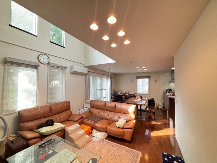 開放的な吹き抜け、大きな窓がリビングに
光と風を呼び込んでくれます。天井も高くメリハリのある空間になっております。