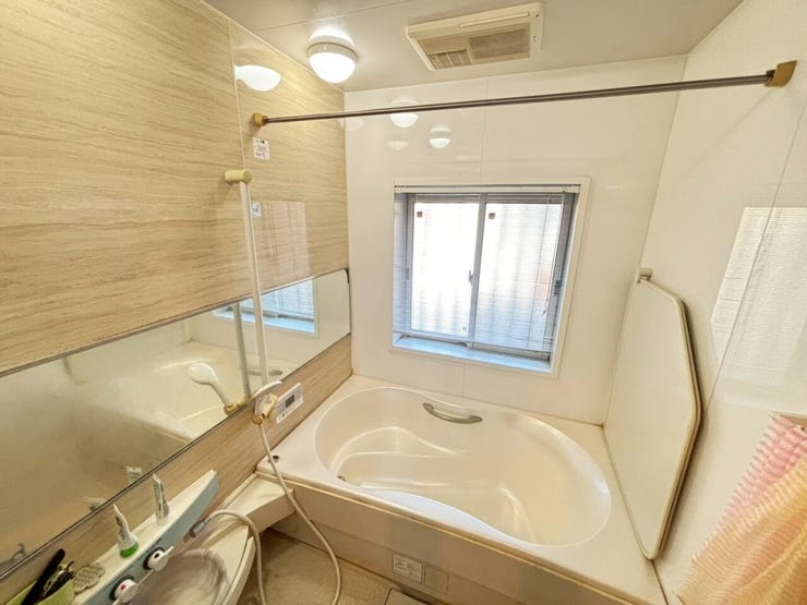 浴室換気乾燥機付きのお風呂です。
窓もあるので換気も◎
全面パネル仕上げなので日々のお掃除にも良いですね!