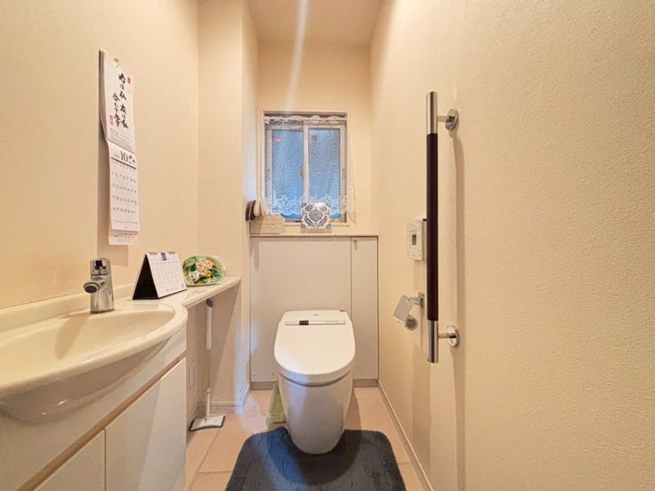 1階トイレは温水洗便座と手洗い場があります。
窓もあるので換気やお掃除にも便利ですね。