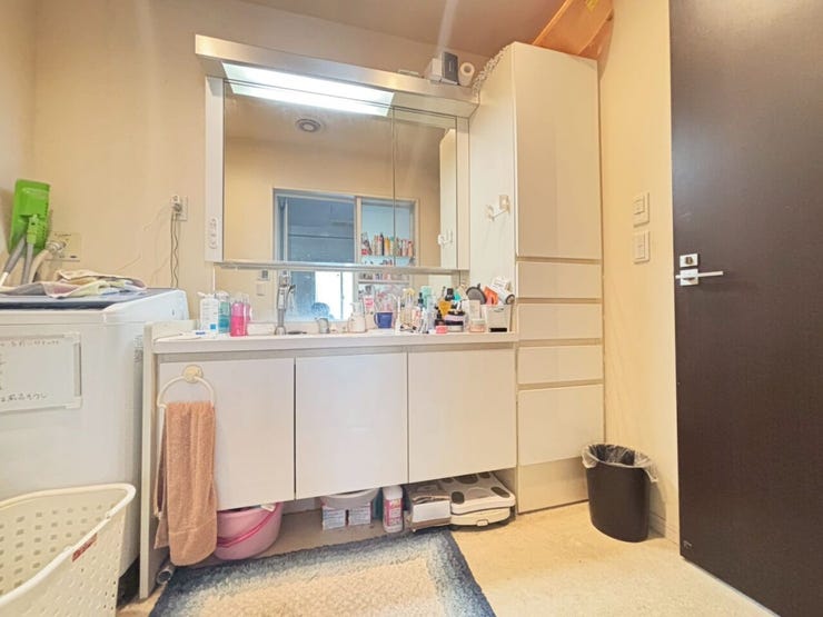洗面室は白基調で統一されており、清潔感◎
収納に優れた棚も完備されているので洗面室の収納にも安心です。洗面台の鏡には「くもり止めヒーター付」です。