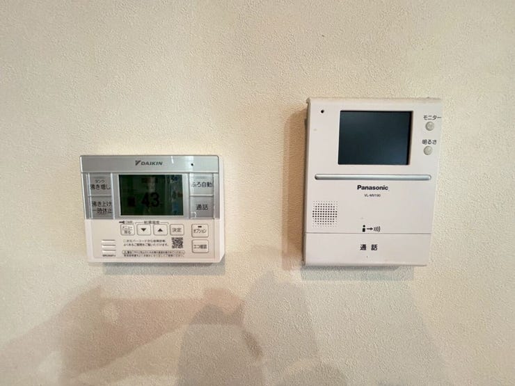 TVモニターホン・給湯リモコンです。
防犯性と便利なリモコンです。