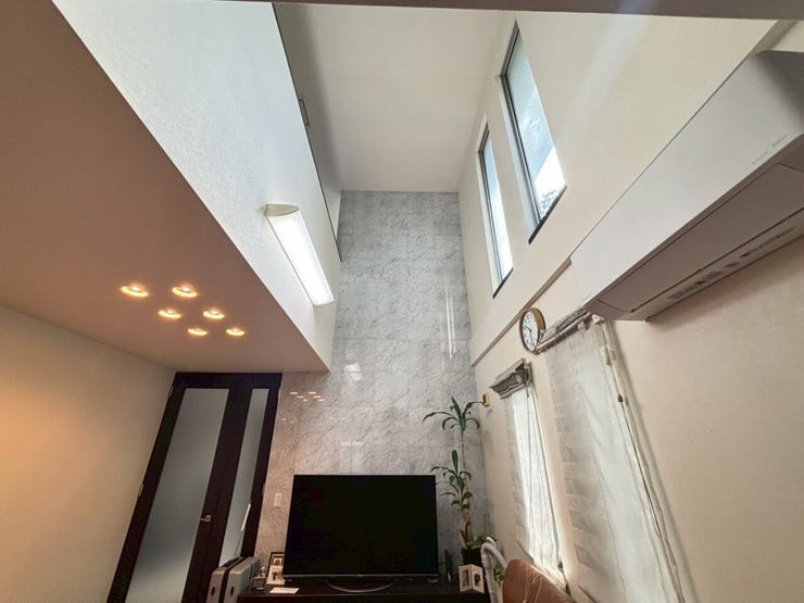 リビング吹き抜けのアクセントウォールは、売主様こだわりの大理石で作られています。
高級感と高い天井は、注文住宅ならではの規格です。
リビングを明るく照らして、開放感を演出してくれます。