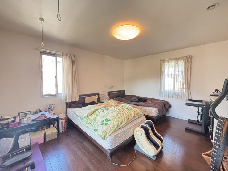 2階主寝室(約10帖)別途を2脚置いても十分な広さがあります。角部屋で窓も多くバルコニーとウォークインクローゼット付きです!