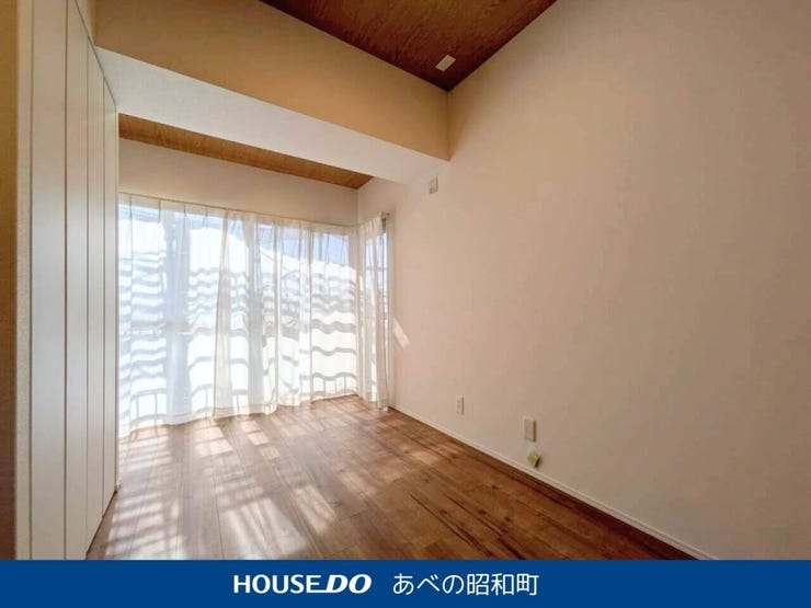 それぞれのお部屋が独立しており、寝室や書斎、子ども部屋など
ライフスタイルに合わせて使い分けが可能。大きな窓からは自然光がたっぷり入り、明るく開放的な雰囲気です。