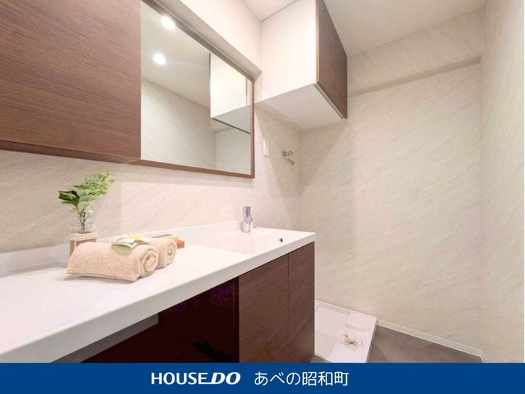 洗練されたパウダールーム。それぞれの場所で「ちょうどいい収納」を叶え、すっきりとした空間をキープ。