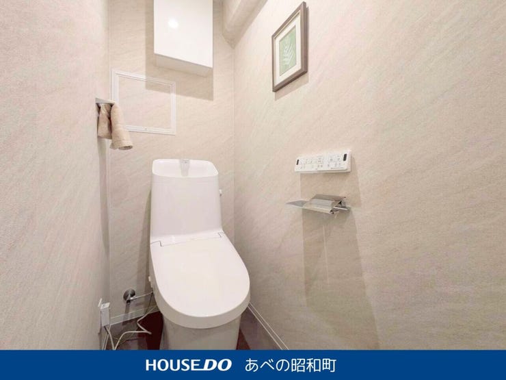後方にはウォールキャビネットを新設し、見せないトイレ収納が可能に!