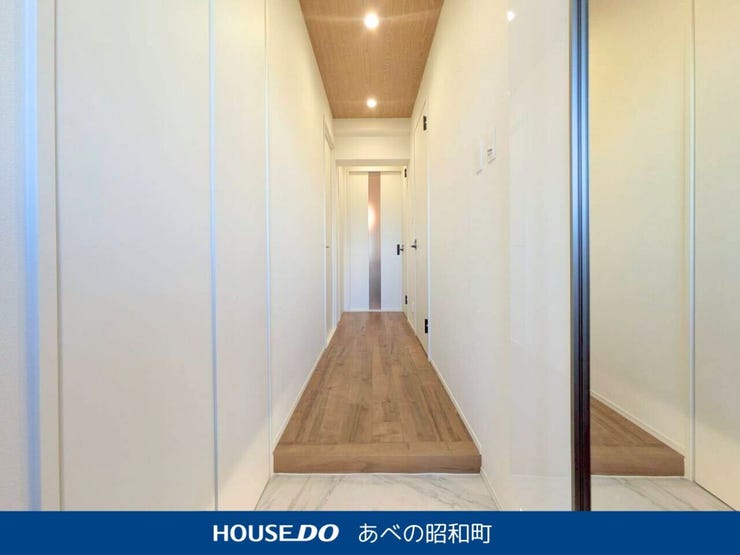 帰ってきたときにホッと落ち着く玄関。
ミラー付きシューズボックスと左右に収納があり、スッキリ片付けられますね!