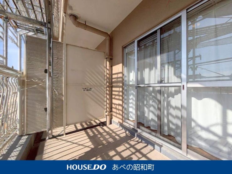 現在、大規模修繕工事中のため、バルコニー面に足場があります。