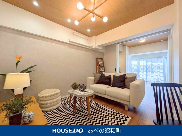 木目の天井とダウンライトが演出する、あたたかみのあるリビングダイニング。ナチュラルな色合いで統一された空間は、落ち着きがありながらも洗練された雰囲気。