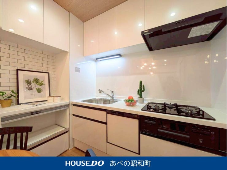 カップボード付きのキッチンで、収納も使い勝手も◎お皿や家電をまとめて収納できて、見た目もスッキリ!調理スペースを広く使えるので、家事がはかどります。