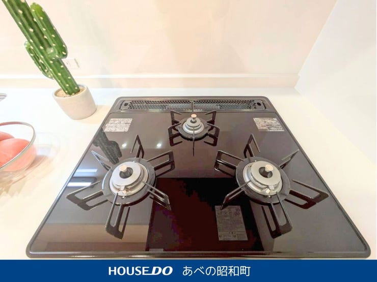 忙しい朝や夕食づくりの時間も効率よく。メイン・副菜・汁物を一度に調理できる3口コンロを採用。お鍋やフライパンを複数使ってもスペースに余裕があり、家族分の食事づくりもスムーズにこなせます。