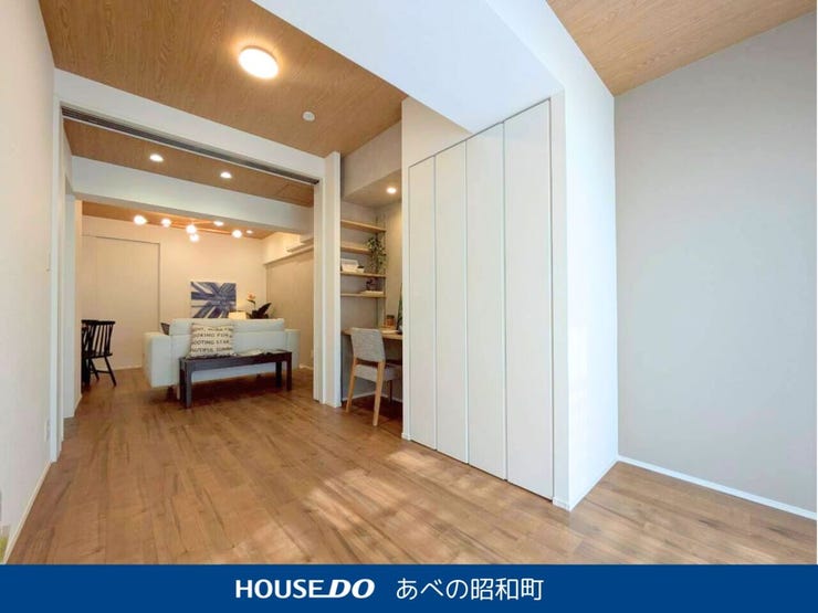 天井のダウンライトが、リビングをすっきりと見せてくれます!おしゃれな空間づくりをしたい方にはぴったりの仕様。照明の配置も計算されており、どこに座っても明るさが心地よく感じられます。