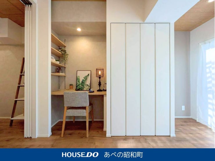 在宅ワークやお子さまの勉強にも便利なワークスペースを設置。
家族と同じ空間で過ごしながらも、程よい距離感で作業に集中できます。パソコン作業や読書、家事の合間のひと休みにも使えるマルチな空間です。