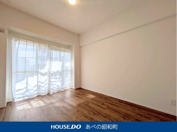 自然光がたっぷり入る南向きバルコニーに面した明るい洋室。