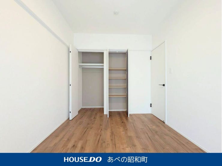 棚の高さを自由に調整できる可動棚は、収納するものに合わせて柔軟に使えるのがポイントです。