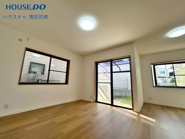 【リビング】
暮らしの中心になるリビングは、やさしい日差しが入る開放的な空間です。