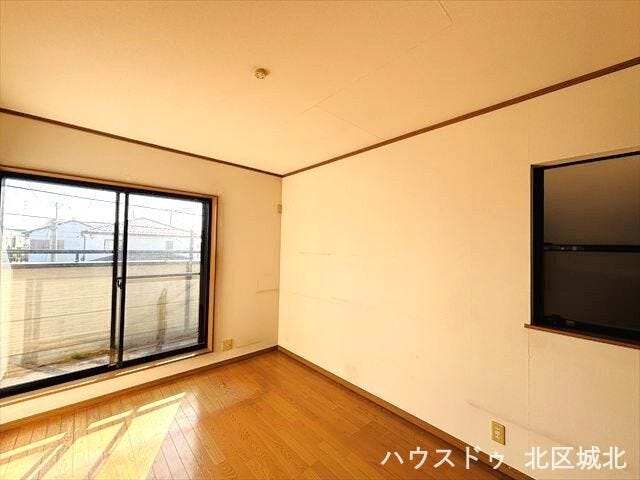 北西6帖洋室:バルコニーへスムーズに出入りできる掃き出し窓付きの洋室です。光をたっぷりと取り込み、開放感あふれる空間で朝を迎えられます。