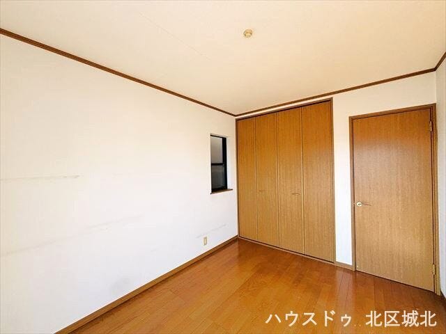 衣類をすっきりと整理できるクローゼット付きです。居室空間を有効に使え、家具の配置にゆとりが生まれる使いやすい洋室です。