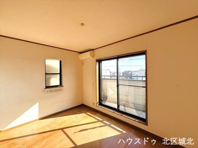 北東6帖洋室:掃き出し窓と2面採光により光あふれる洋室です。バルコニーへの出入りもスムーズで、開放感に満ちた心地よい空間です。