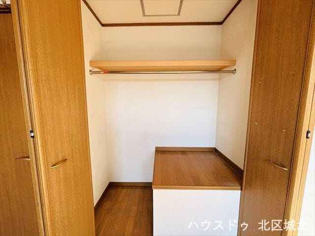 収納力が高くかさばる季節用品や家電もまとめて入るクローゼットです。工夫次第で空間を立体的に使い、お部屋を広く保てます。