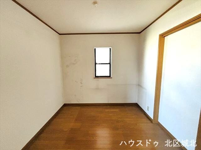 窓から換気と採光ができる納戸は、収納に加え書斎や趣味の小部屋にも活用できます。用途広がる便利な空間です。