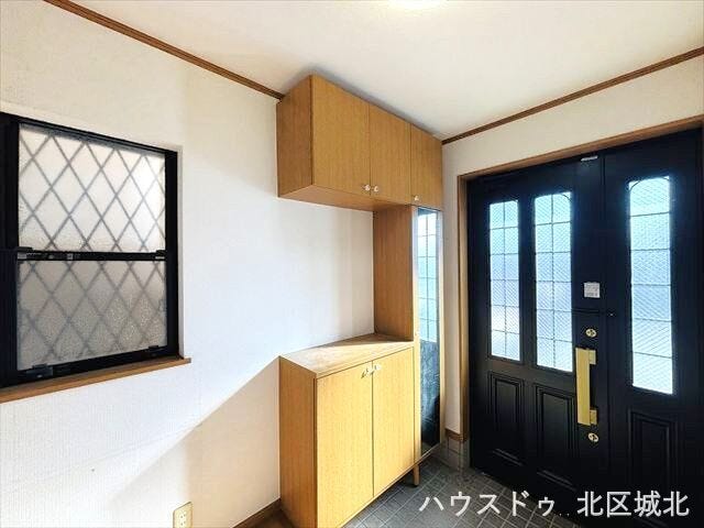 窓付きで明るく換気ができる玄関です。大容量の下駄箱と大きな荷物の出入りに便利な親子ドアで、快適かつデザイン性に優れます。