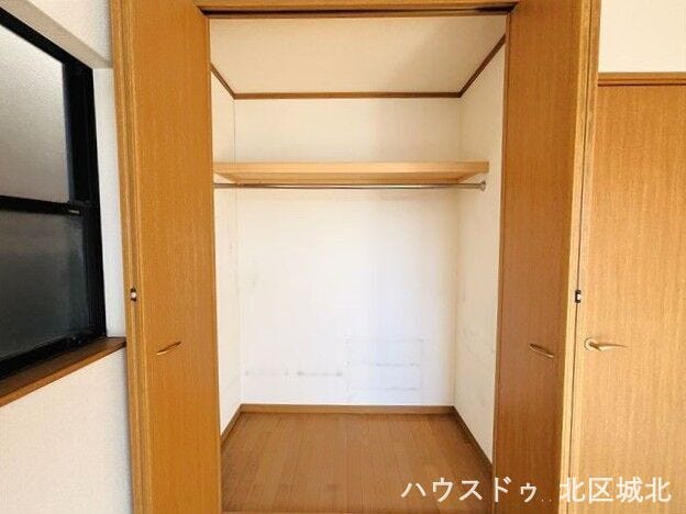 ハンガーパイプ付のクローゼットは服だけではなく日用品や季節の家電も収納可能、スペースを効率良く活用し、お部屋をきれいに整理できます。