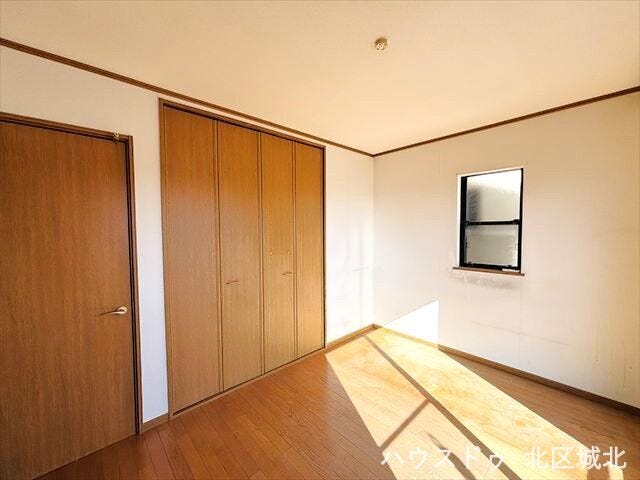 ゆとりある広さを確保した一日の中心となる洋室です。プライベートな家具の配置にも十分な自由度があり、心身を癒す快適な空間です。