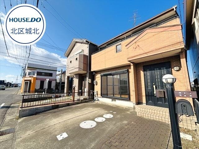 【外観】
北名古屋市中之郷諏訪に中古一戸建ての登場です。三面採光の明るい21.5帖リビングが魅力的な物件です。2階には納戸スペースが完備されており、季節物や日用品も片付きます。