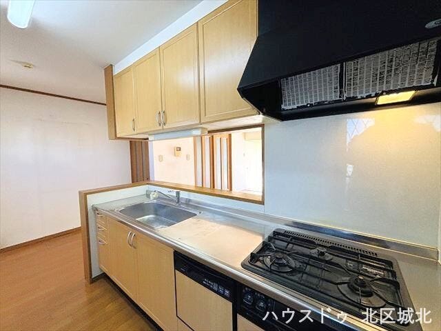 三口コンロで複数の料理を同時進行でき、調理時間を短縮。グリルで焼き魚やオーブン料理も手軽に楽しめます。