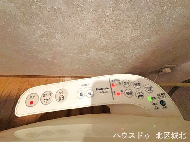 温水洗浄便座本体のスイッチ。見た目がすっきりとシンプルで、直感的に操作でき快適にご利用いただけます。