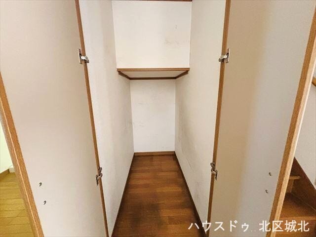 階段下収納:デッドスペースを有効活用した便利な収納です。日用品のストックや掃除用具など、かさばる物もまとめてしまえ空間をすっきり保てます。