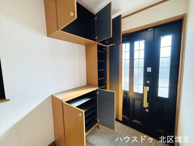 ご家族全員の靴をすっきりと収納できる大容量の下駄箱です。散らかりがちな玄関をいつも清潔に保ち、来客にも気持ちよく対応できます。