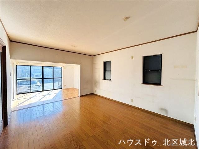 広々としたLDKは家具の配置も自由自在です。家族団らんのひとときに加え、キッズスペースもゆとりを持って設けられる快適な空間です。