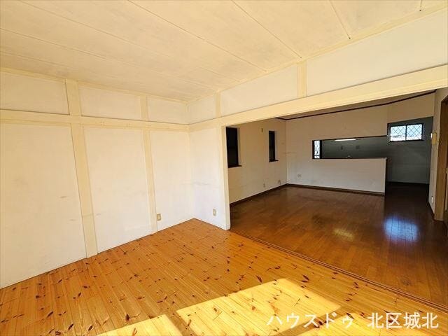 家族が一日の疲れを癒し、自然と集まるリビング空間です。大きなソファを置いてもゆとりがあり、快適な団らんのひとときを過ごせます。