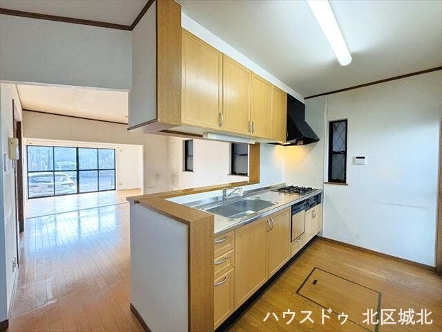 キッチンからダイニングにいる家族の様子を見渡せる対面式です。会話を楽しみながら配膳でき、毎日の食事を豊かに彩ります。