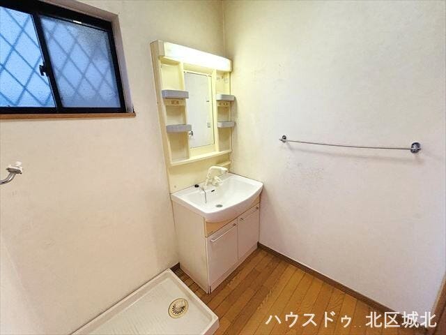 毎日の身だしなみをスムーズにするワイドな洗面台です。シャワー水栓付きで朝の洗髪にも便利。清潔感あふれる使いやすい設計です。