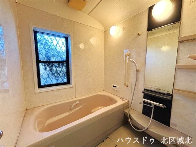 窓を開けて換気ができる衛生的な浴室です。湿気やカビの発生を抑え、入浴中は外の光や風を感じながらリラックスできます。