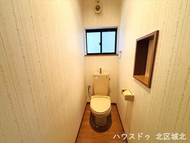 ニッチに小物を飾って自分らしい空間を演出できます。窓付きで明るく衛生的、お客様にも気持ち良く使っていただけます。