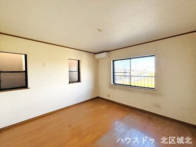 8帖洋室:2面採光で明るさと風通しを確保した洋室です。腰窓は家具の配置がしやすく、プライベートな空間を快適に整えられます。