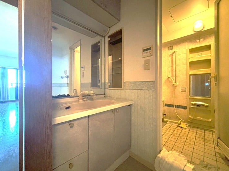 ◆清潔感のある洗面室は、収納スペースも充実の洗髪洗面化粧台つき。