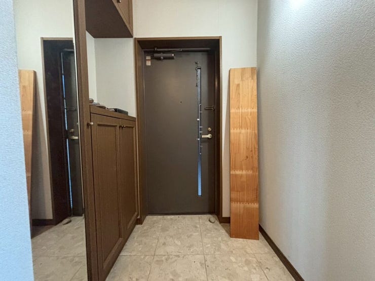 ◆シックな玄関スペースは、シューズボックス付き。深みのある色調が上質さを演出する玄関です。