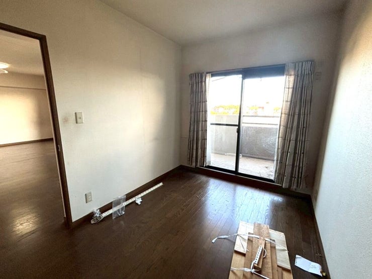 ◆ベランダに面した5.5帖のお部屋です。陽当たりも良く寝室やお勉強部屋にもいいですね☆