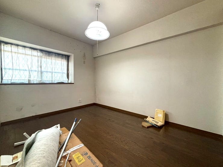 ◆6.1帖洋室は出窓からの採光もあり、寝室や子供部屋にご活用いただけます。クローゼットも完備!