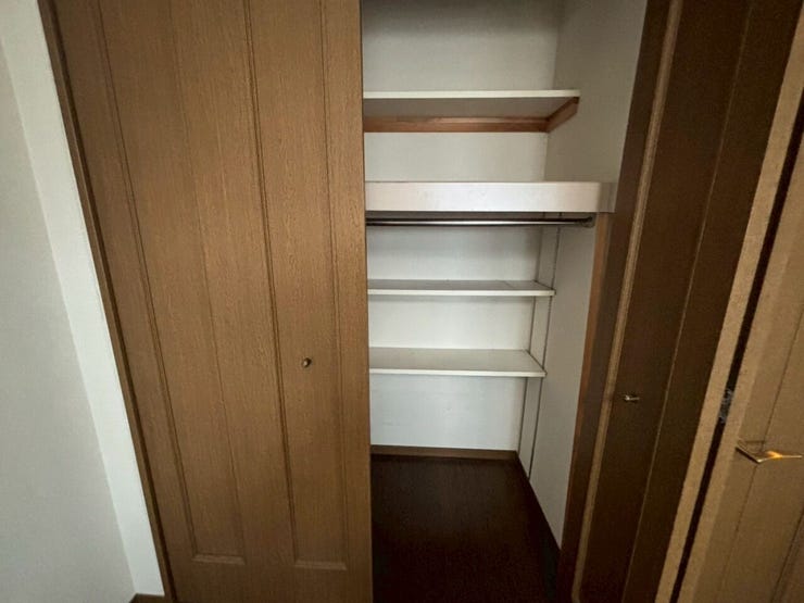 ◆棚付きのクローゼットは、衣類だけでなく本や小物類の収納にもいいですね♪