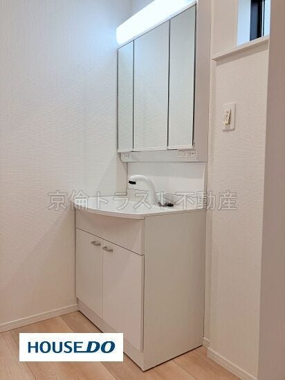 洗面台はお手入れがしやすい一体型ボウル。三面鏡の裏は収納スペースになっていて機能的です!