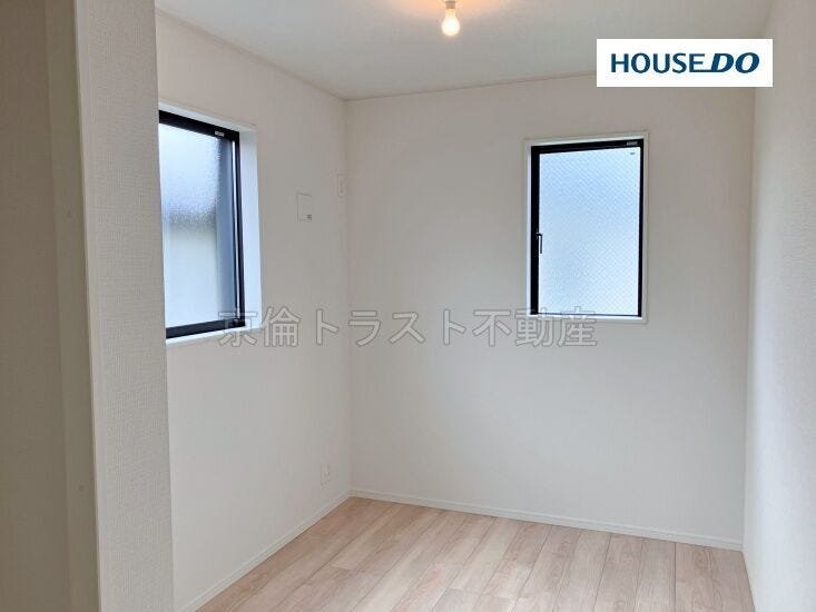 北西側洋室4.5帖 2階には明るく風通しの良い洋室が4部屋あります!お子様にプライベートルームを確保できます◎