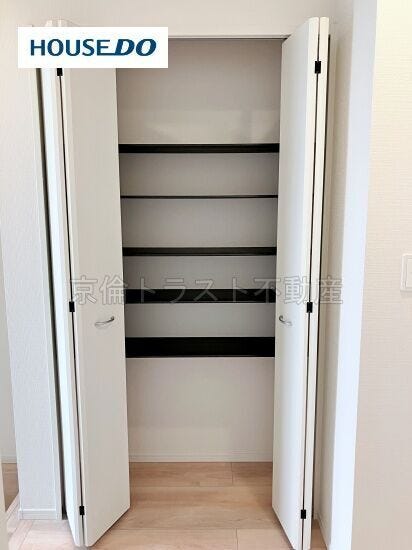 玄関には収納力のあるトールタイプのシューズボックスを設置。