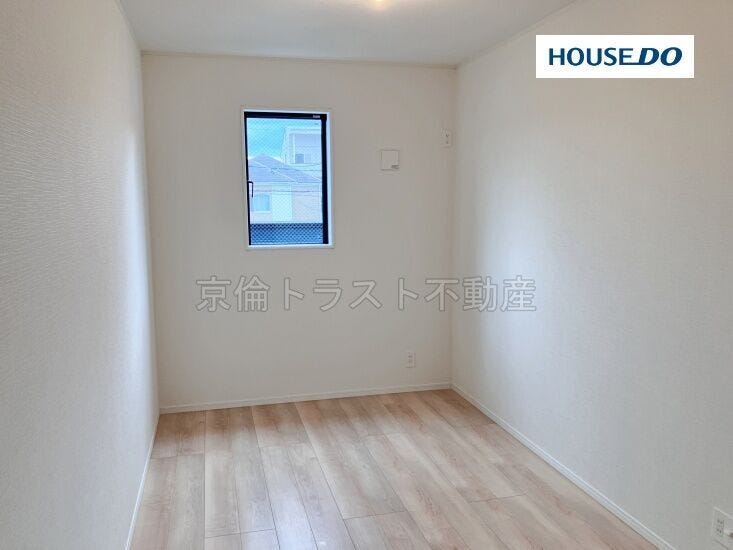 南西の洋室5.7帖は南に面しています。日差しが注ぎこんで快適なプライベートスペースになりそうです!