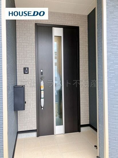 断熱性能に優れた玄関ドアを使用しています。防犯性の高いディンプルキータイプの玄関です!